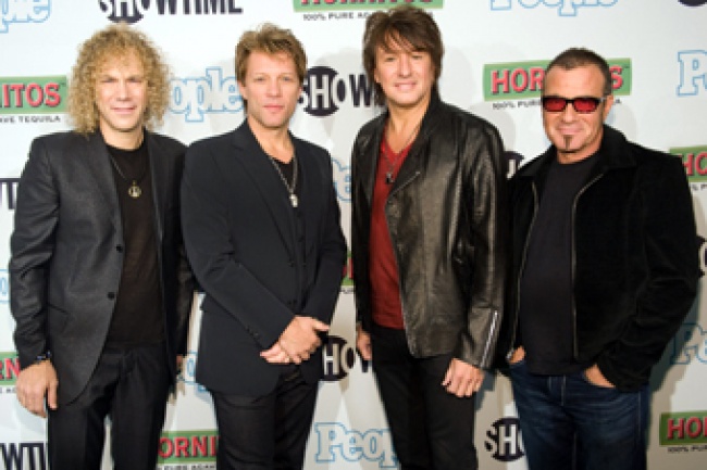 Anggota grupband Bon Jovi (dari kiri) David Bryan, Jon Bon Jovi, Richie Sambora and Tico Torres menghadiri pemutaran film dokumenter "Bon Jovi: When We Were Beautiful" di New York (22/10). (AP/Charles Sykes)