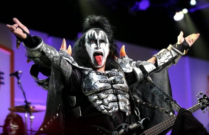 Dari Panggung ke Studio TV, Gene Simmons Bawakan Acara Ramalan Cuaca